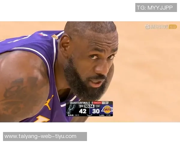 詹姆斯训练中全力指挥防守轮转声音嘶哑展现领袖风范