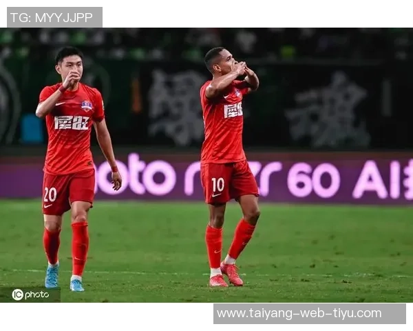 何超手球染黄引争议裁判漏判浙江进攻王钰栋愤怒砸球抗议